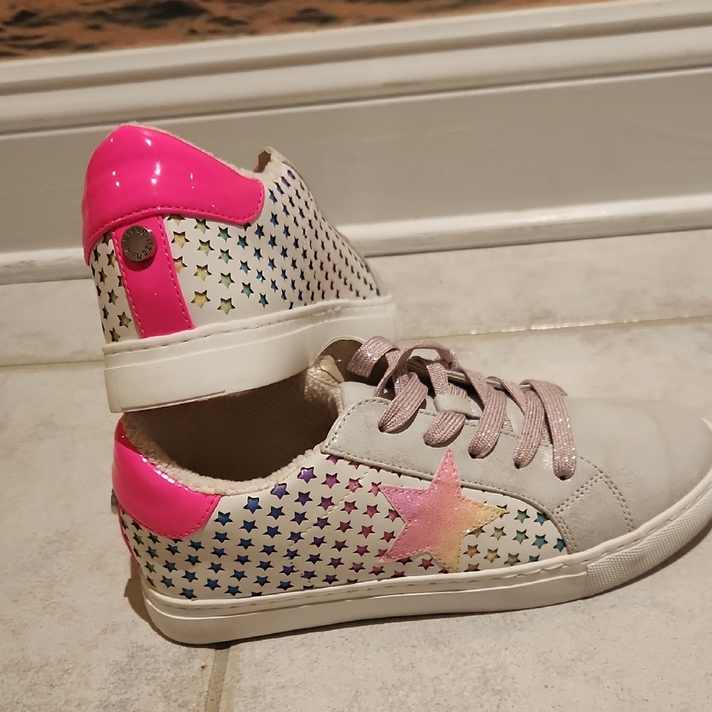 Steve Madden Girlsss JRezume RainboStar Pattern Sneakers with Pink Accents 5